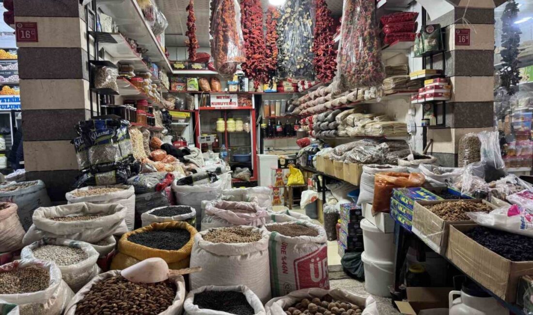 Diyarbakır’ın Çermik ilçesinde kar yağışının ardından vatandaşın kuruyemişe talebi arttı.