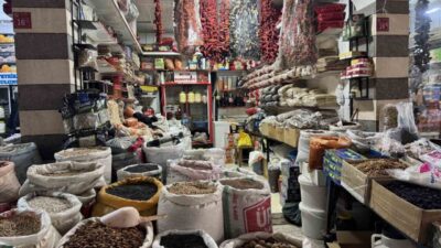 Diyarbakır’ın Çermik ilçesinde kar yağışının ardından vatandaşın kuruyemişe talebi arttı.