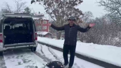 Amasya’da bir aracın arkasına kızak bağlayıp kayan iki kardeş yılın