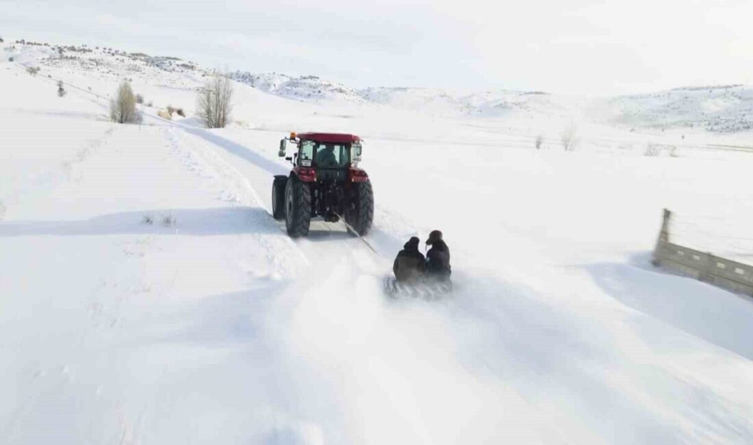 Sivas’ta yoğun kar yağışını eğlenceye dönüştüren bir vatandaş, traktöre bağladığı
