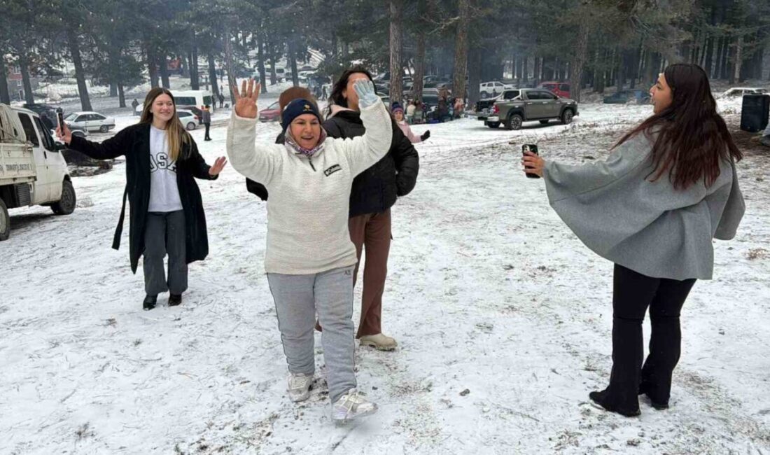 Balıkesir’in Edremit ilçesinde Kazdağları’nın Hanlar mevkiine yağan kar, pazar tatili