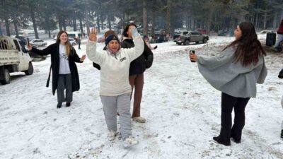 Balıkesir’in Edremit ilçesinde Kazdağları’nın Hanlar mevkiine yağan kar, pazar tatili