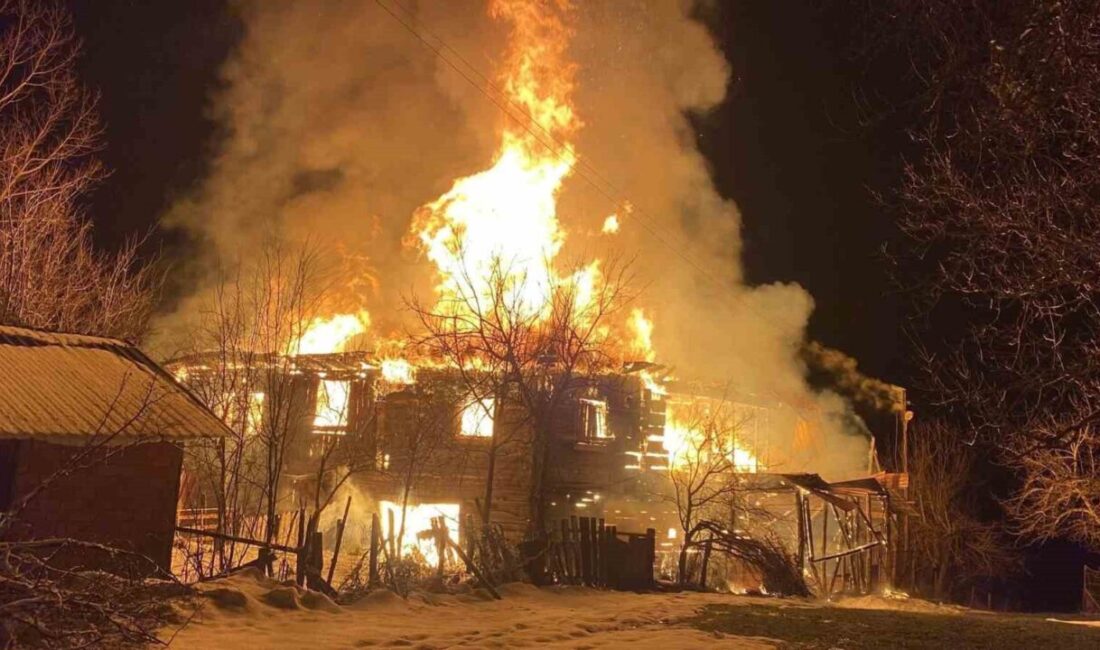 Karabük’ün Eflani ilçesinde çıkan yangında alevlere teslim olan iki katlı