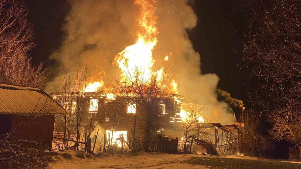 Karabük’ün Eflani ilçesinde çıkan yangında alevlere teslim olan iki katlı