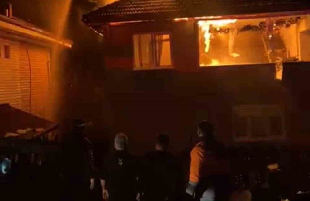 Karabük’ün Yenice ilçesinde iki katlı evde çıkan yangın itfaiye ekiplerince
