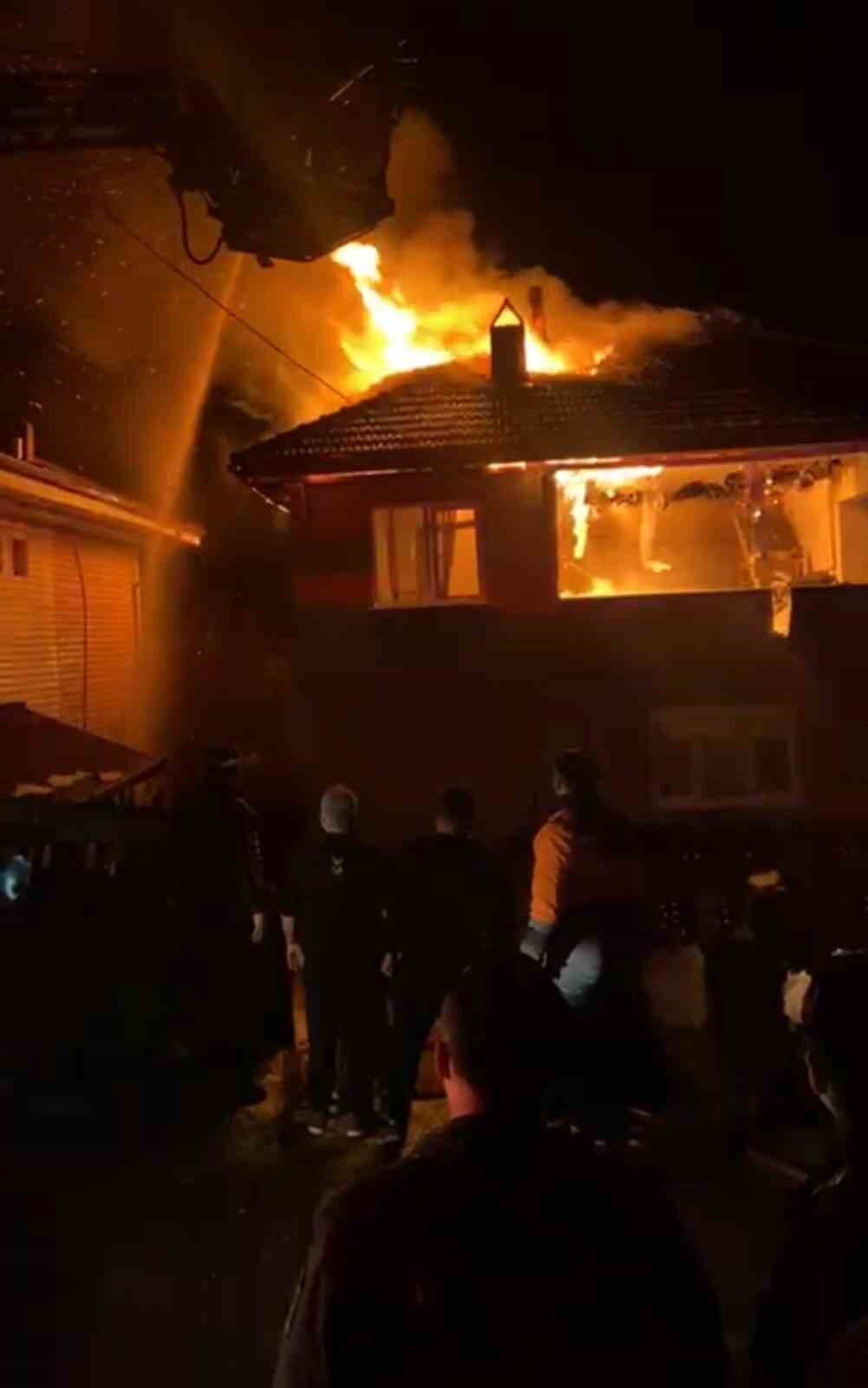 Karabük’ün Yenice ilçesinde iki katlı evde çıkan yangın itfaiye ekiplerince