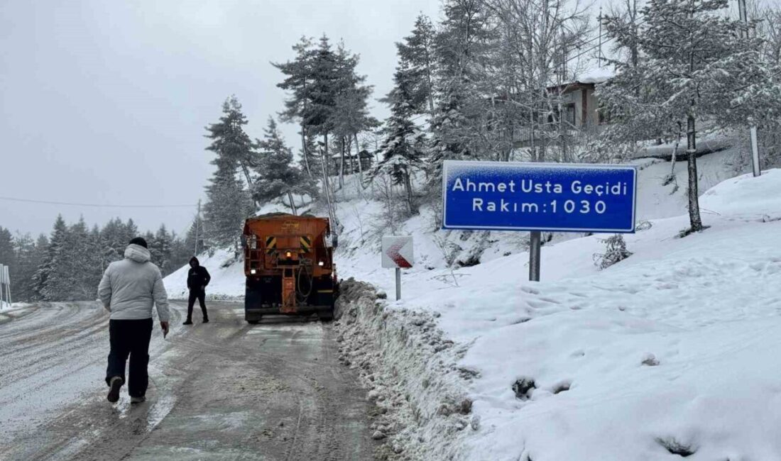 Karabük’ün yüksek kesimlerinde yeniden başlayan karla birlikte ekipler kar küreme