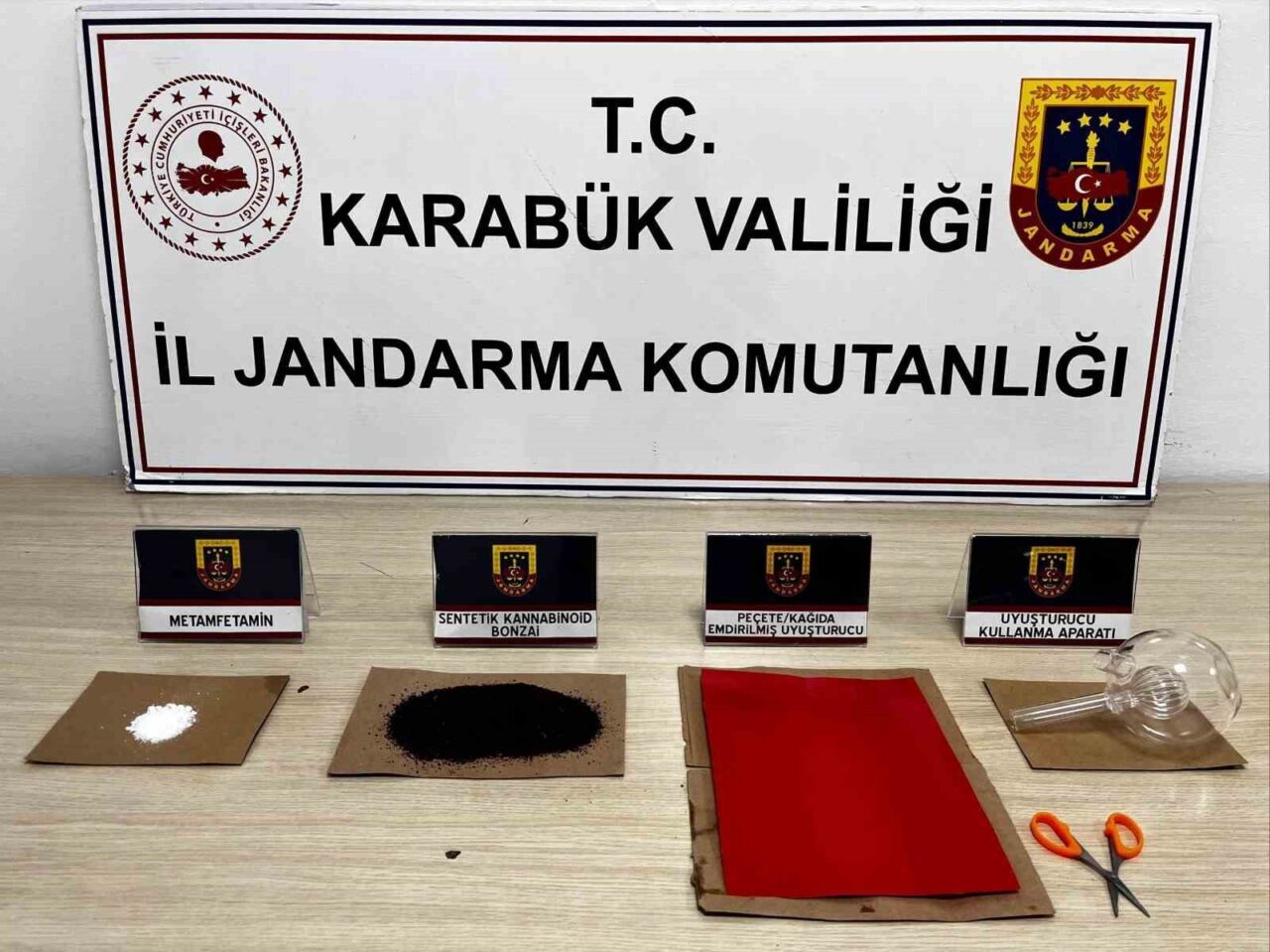 Karabük’te jandarma ekiplerince düzenlenen uyuşturucu operasyonlarında çok sayıda sentetik uyuşturucu