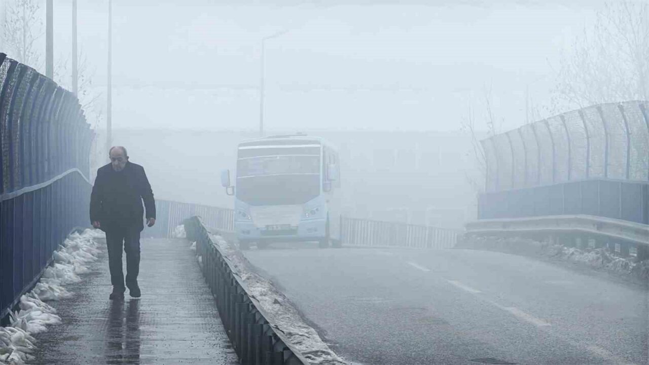 Karabük’te soğuk havayla birlikte etkili olan yoğun sis, kent genelinde