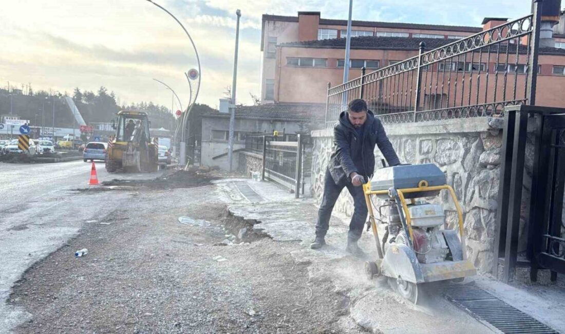 Karabük’te yoğun kar yağışının ardından belediye ekipleri, yol ve kaldırım