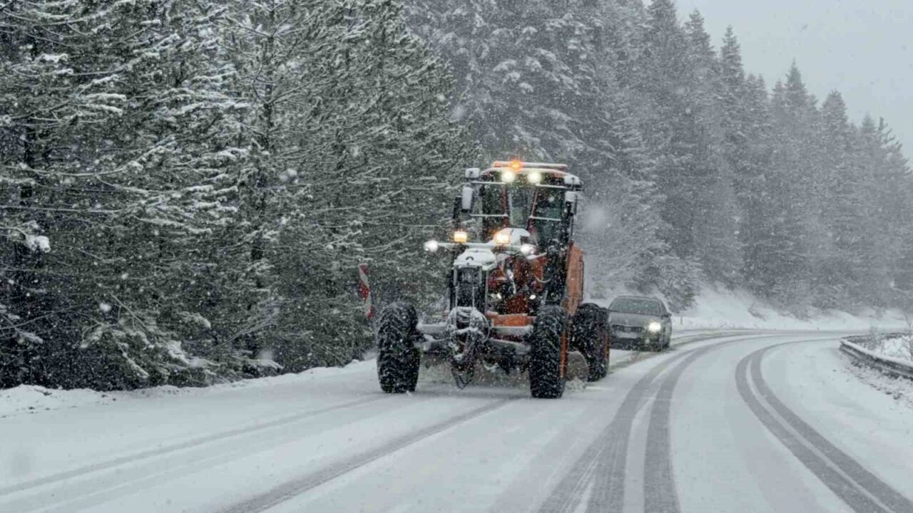 Karabük’ün yüksek kesimleri, sabah saatlerinde başlayan kar yağışıyla birlikte beyaza