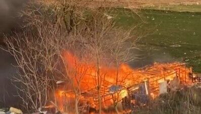 Bursa’nın Karacabey ilçesinde alev alev yanan ağılda şans eseri hayvanlar