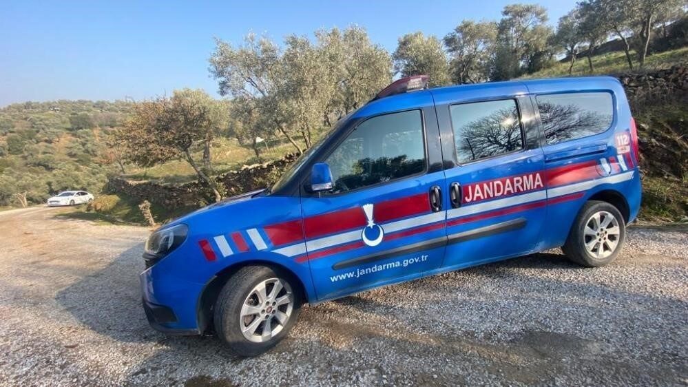 Aydın’ın Karacasu ilçesinde 77 yaşındaki yaşlı adam evinin yakınında silahla