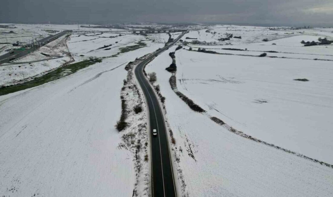 İstanbul’da sabah saatlerinden itibaren etkili olan kar yağışı kentin birçok