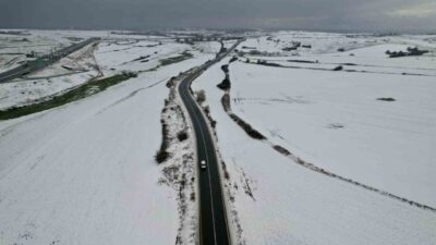 İstanbul’da sabah saatlerinden itibaren etkili olan kar yağışı kentin birçok