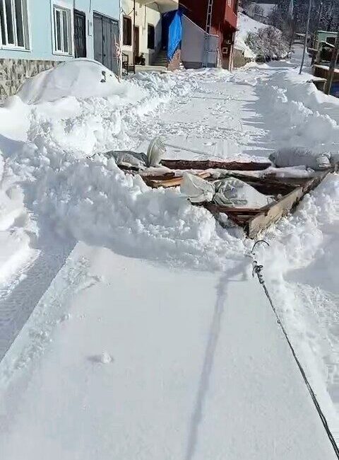 Gümüşhane’nin Torul ilçesine bağlı Cebeli köyünde kar yağışının ardından köylülerin