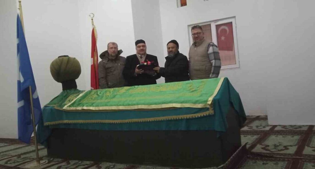 Bilecik’in Bozüyük ilçesinde bulunun Karadona Hamza Bey’in türbesine Sakal-ı Şerif