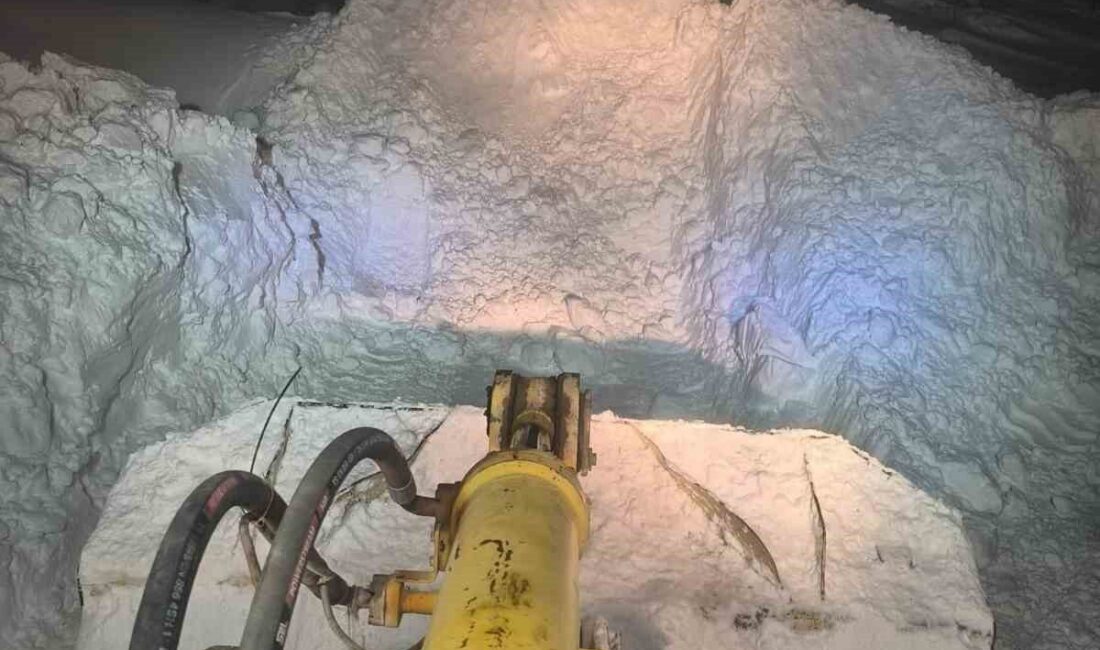 Elazığ’ın Karakoçan ilçesinde etkili olan yağış sonrası kar kalınlığının bir