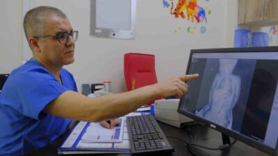 Karaman’da 6 aylık bebeğin boğazına kaçan kumanda pili, ameliyatla çıkarıldı.