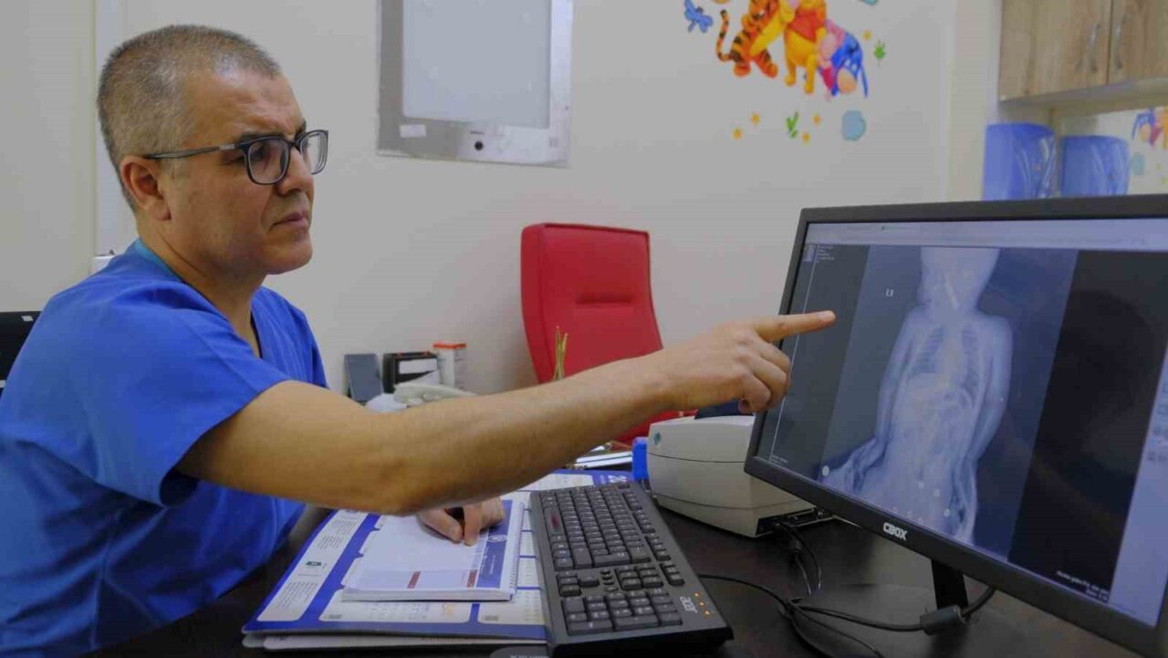 Karaman’da 6 aylık bebeğin boğazına kaçan kumanda pili, ameliyatla çıkarıldı.