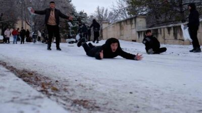 Karaman’da kar yağışı ve soğuk hava nedeniyle okulların tatil edilmesinin