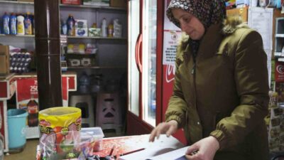 Karaman’da bir hayırsever mahalle bakkalındaki veresiye defterini satın alarak borçları