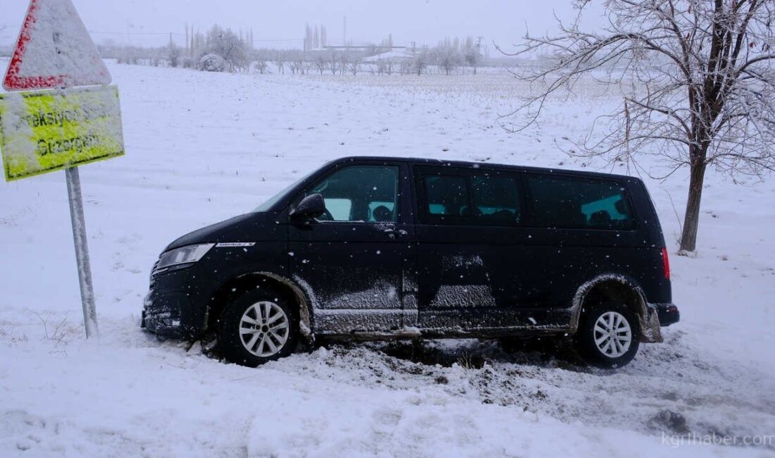 Karaman’da karla kaplı yolda sürücüsünün direksiyon hakimiyetini kaybettiği minibüs şarampole