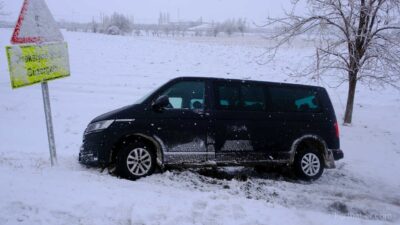 Karaman’da karla kaplı yolda sürücüsünün direksiyon hakimiyetini kaybettiği minibüs şarampole