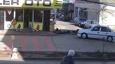 Karaman’da otomobil ile çarpışan motosiklet sürücüsü yola savrularak yaralanırken, kaza