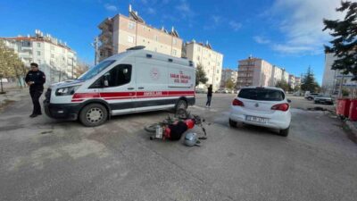 Karaman’da otomobil ile çarpışan motosikletin sürücüsü kazayı yara almadan atlattı.