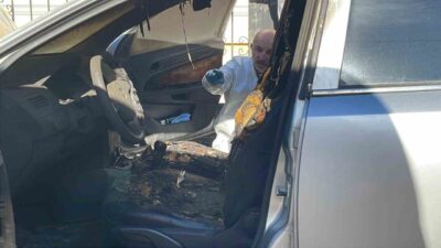 Karaman’da park halindeki bir otomobilin direksiyon ve koltukları yandı. Yangının