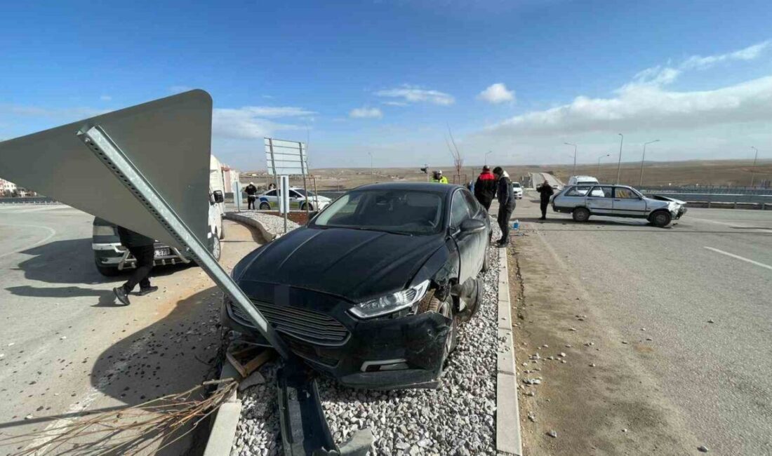 Karaman’da ters yöne giren otomobil başka bir otomobille çarpıştı. Kazada
