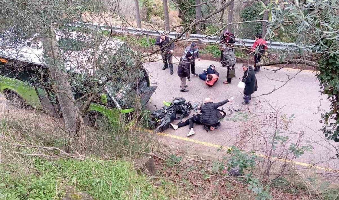 Kocaeli’nin Karamürsel ilçesinde minibüs ile motosikletin çarpışması sonucu meydana gelen