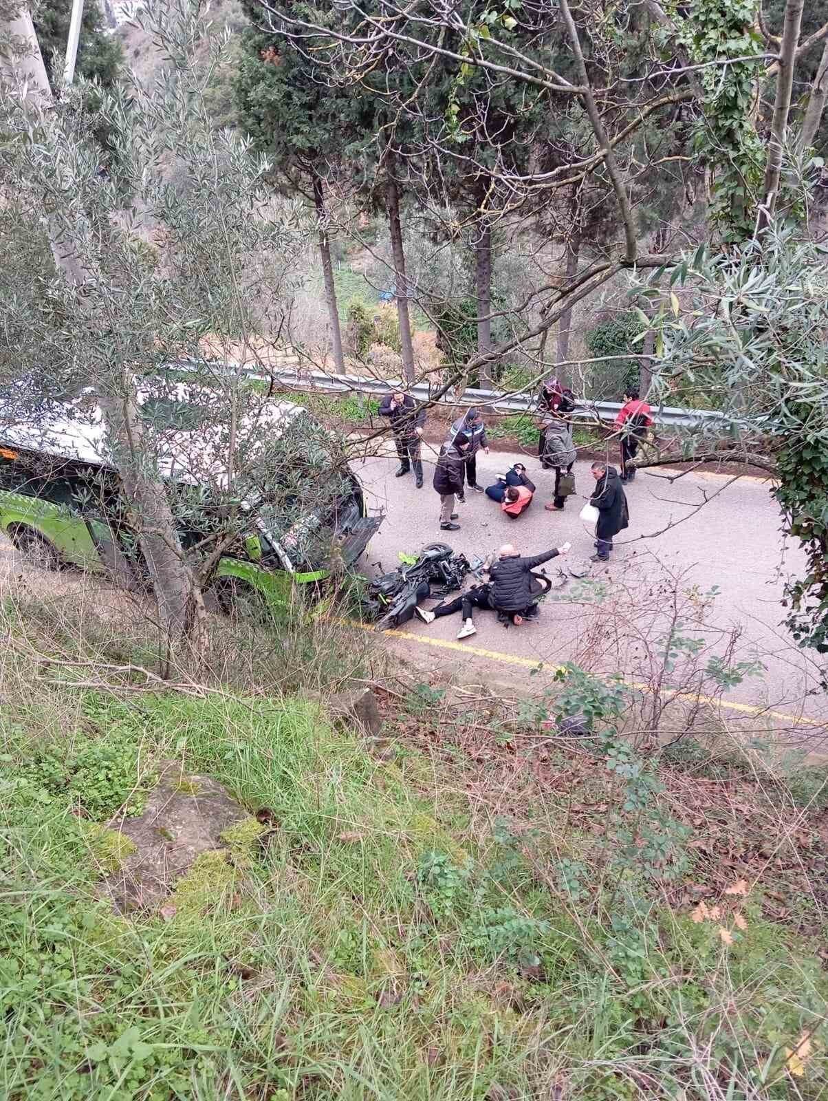 Kocaeli’nin Karamürsel ilçesinde minibüs ile motosikletin çarpışması sonucu meydana gelen