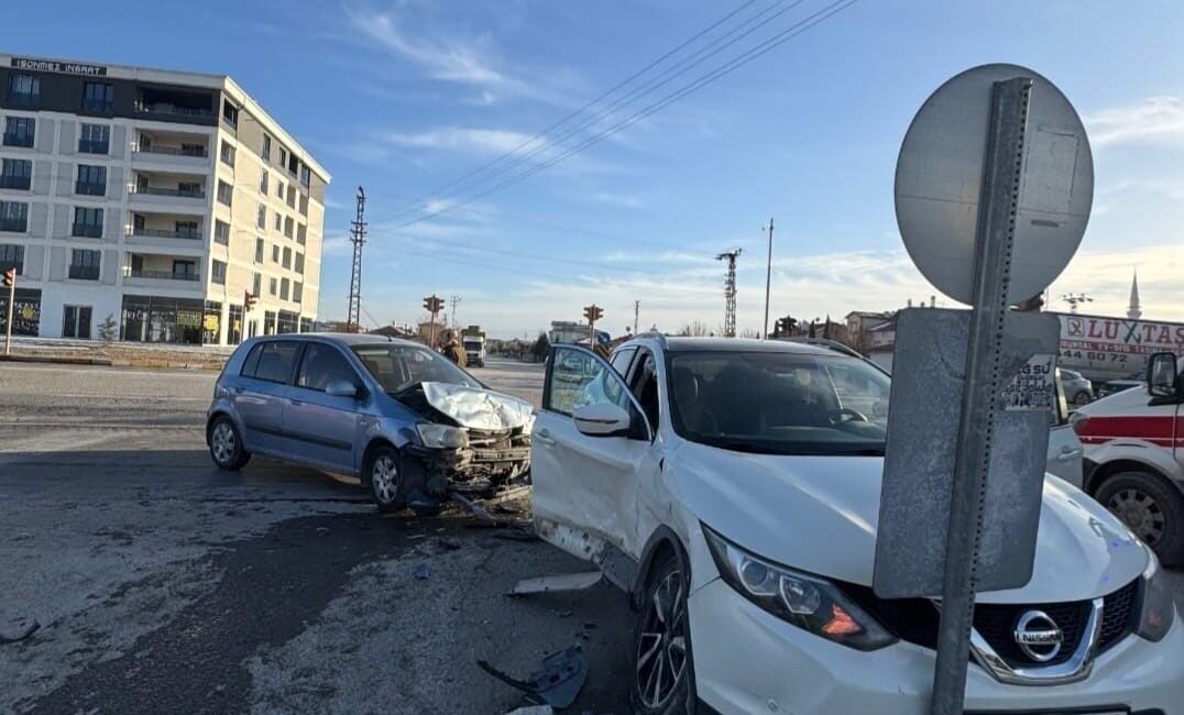 Konya’nın Karapınar ilçesinde meydana gelen trafik kazasında 3 kişi yaralandı.