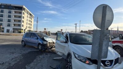 Konya’nın Karapınar ilçesinde meydana gelen trafik kazasında 3 kişi yaralandı.