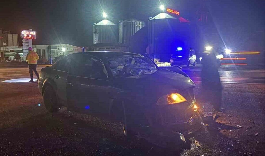 Konya’nın Karapınar ilçesinde otomobil ile çekicinin çarpışması sonucu meydana gelen