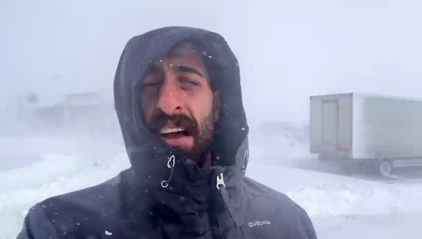 Erzurum’un Karayazı ilçesinde etkili olan fırtına hayatı olumsuz etkiliyor. Dün
