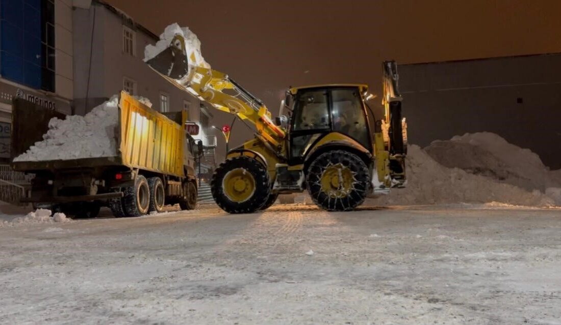 Erzurum Karayazı Belediyesi, etkili olan yoğun kar yağışının ardından ilçe