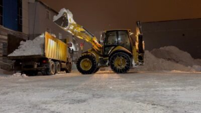 Erzurum Karayazı Belediyesi, etkili olan yoğun kar yağışının ardından ilçe