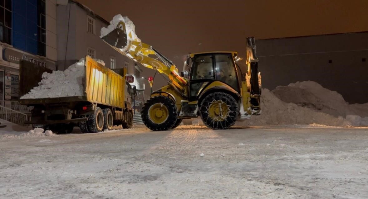 Erzurum Karayazı Belediyesi, etkili olan yoğun kar yağışının ardından ilçe