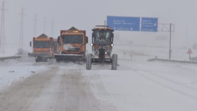 Erzurum’un Aşkale ilçesinde gece boyunca etkisini artıran yoğun kar yağışı