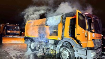 Karayolları Bölge Müdürlüğü’ne ait kamyonda çıkan yangın paniğe neden oldu.