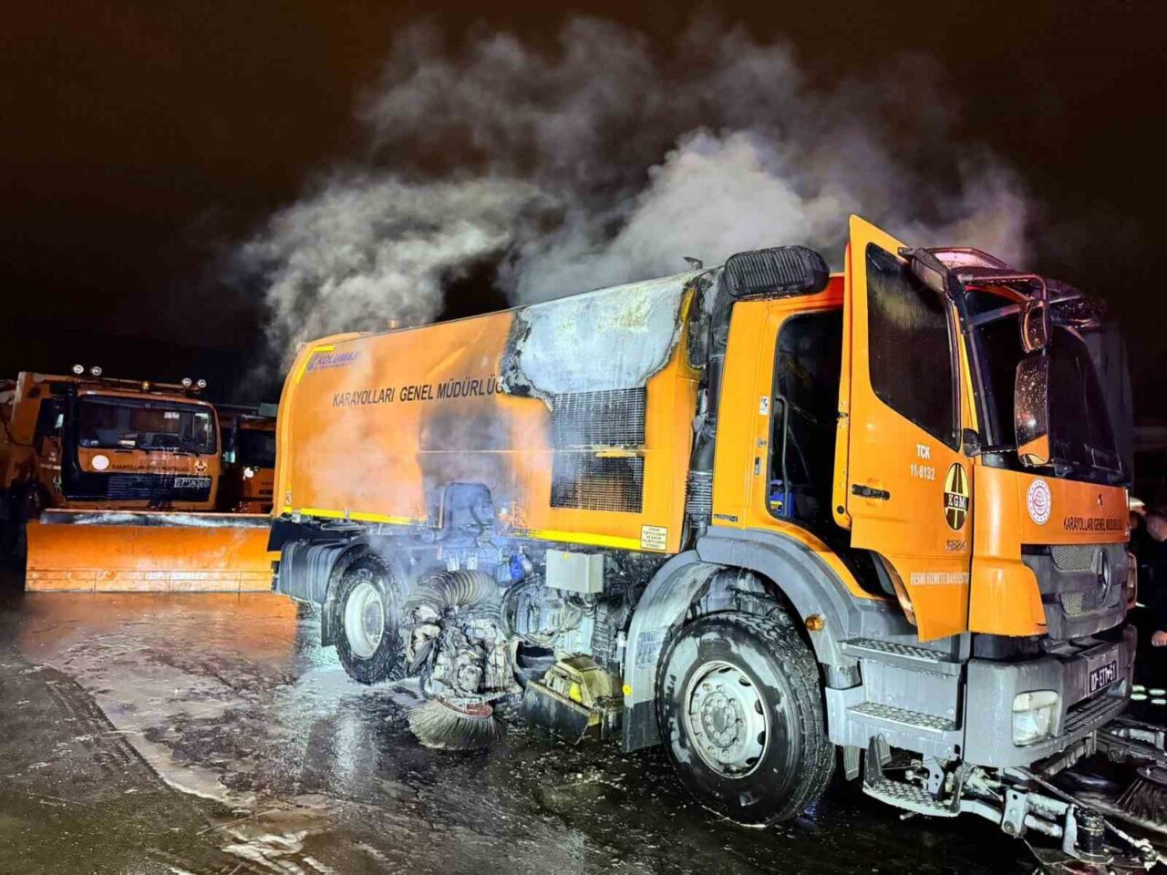 Karayolları Bölge Müdürlüğü’ne ait kamyonda çıkan yangın paniğe neden oldu.