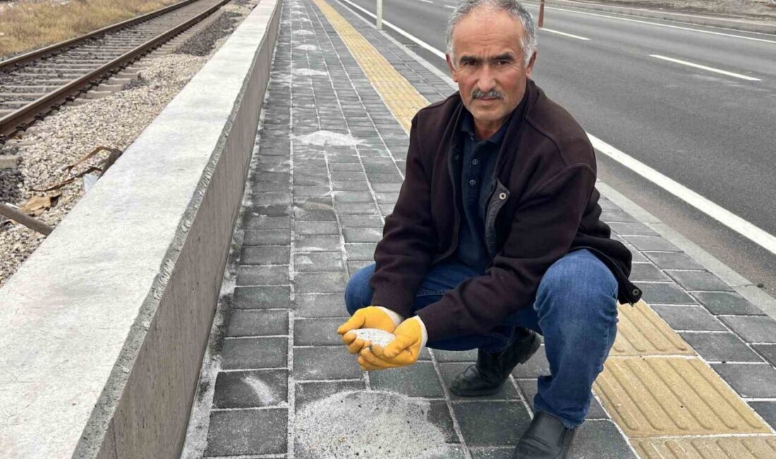 Hatay’da limandan depolara taşındığı esnada tırlardan karayoluna dökülen gübreler, vatandaşlar