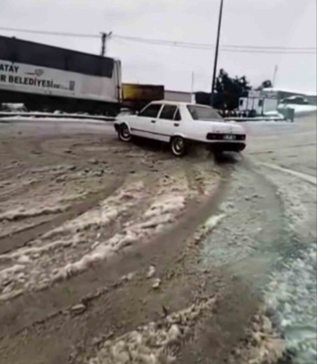 Hatay’da karla kaplı zeminde drift atan Tofaş aracın sürücüsüne 63