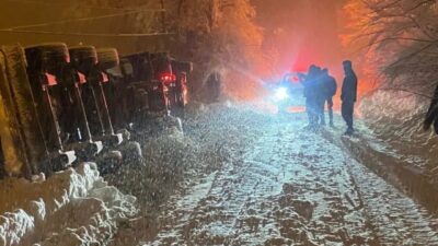 Adıyaman’ın Çelikhan ilçesinde CNG Tankeri yoğun kar yağışında kayarak şarampole