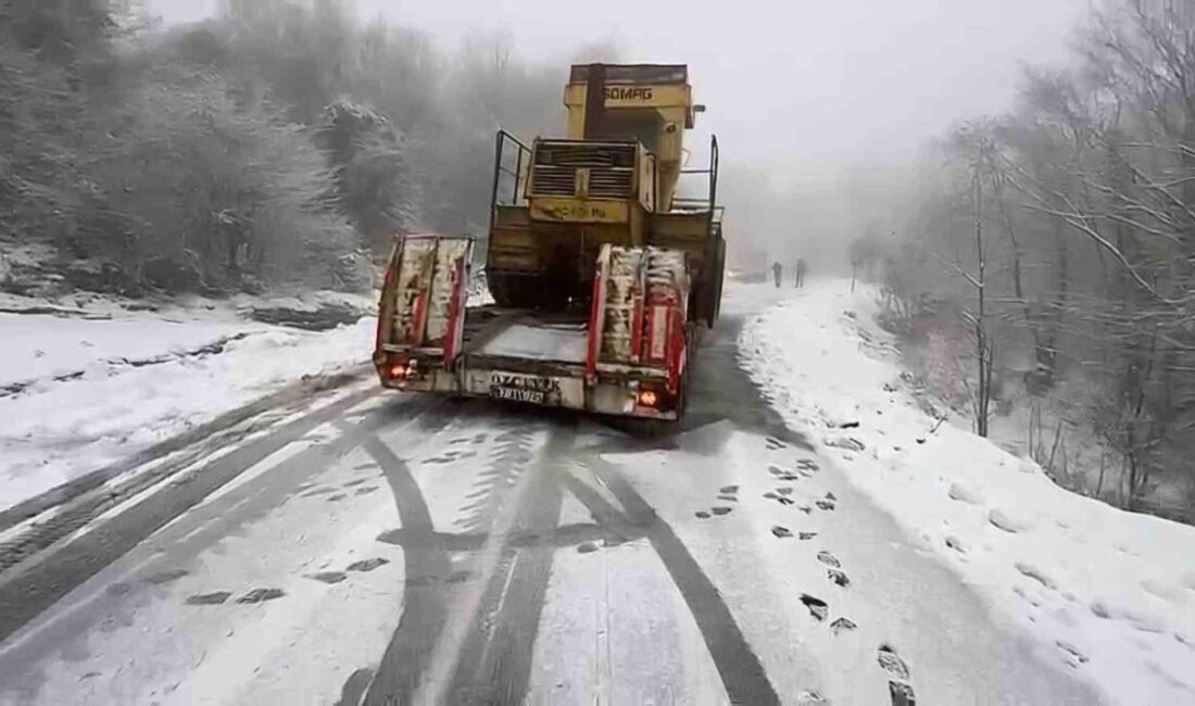 Bartın’da geri dönüşüm tesisine iş makinesi götüren bir tır, kar