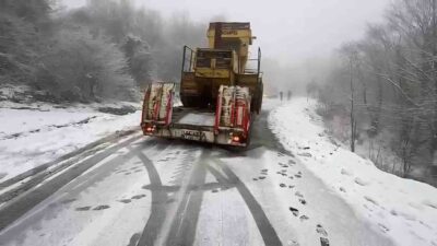 Bartın’da geri dönüşüm tesisine iş makinesi götüren bir tır, kar