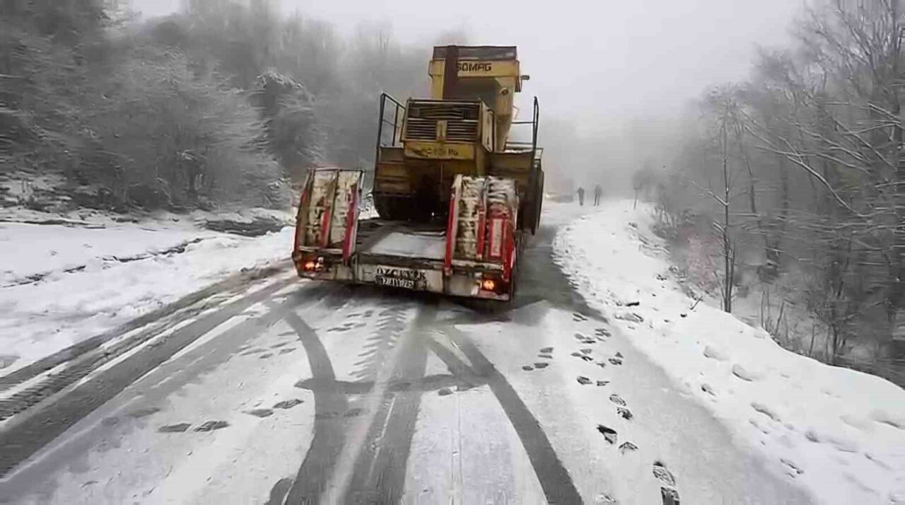 Bartın’da geri dönüşüm tesisine iş makinesi götüren bir tır, kar